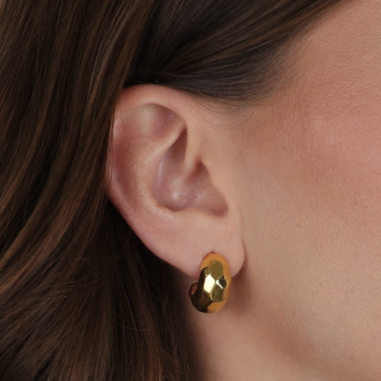 Brinco Dourado de Meia Argola Orgânico Quadrado – Mabilan