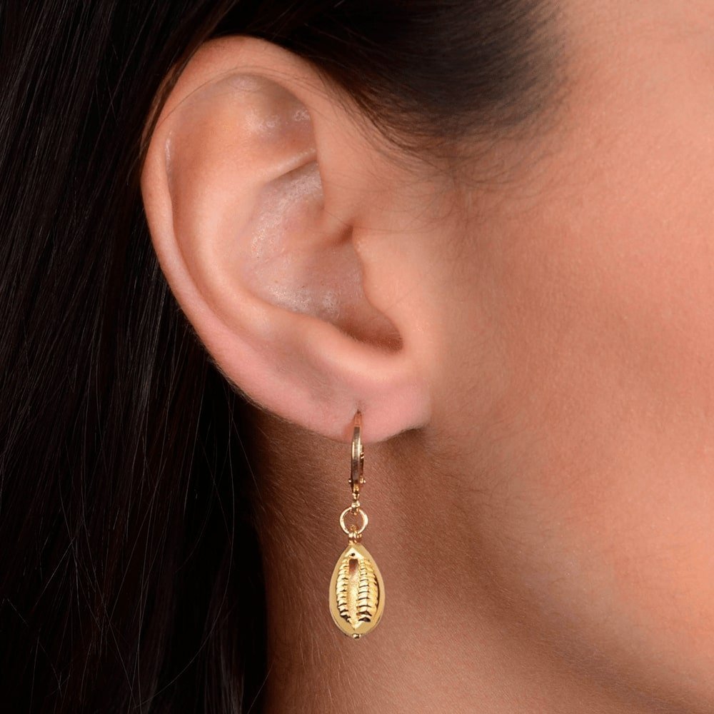 Brinco Dourado de Argolinha Com Búzios Ouro 24K - Mabilan