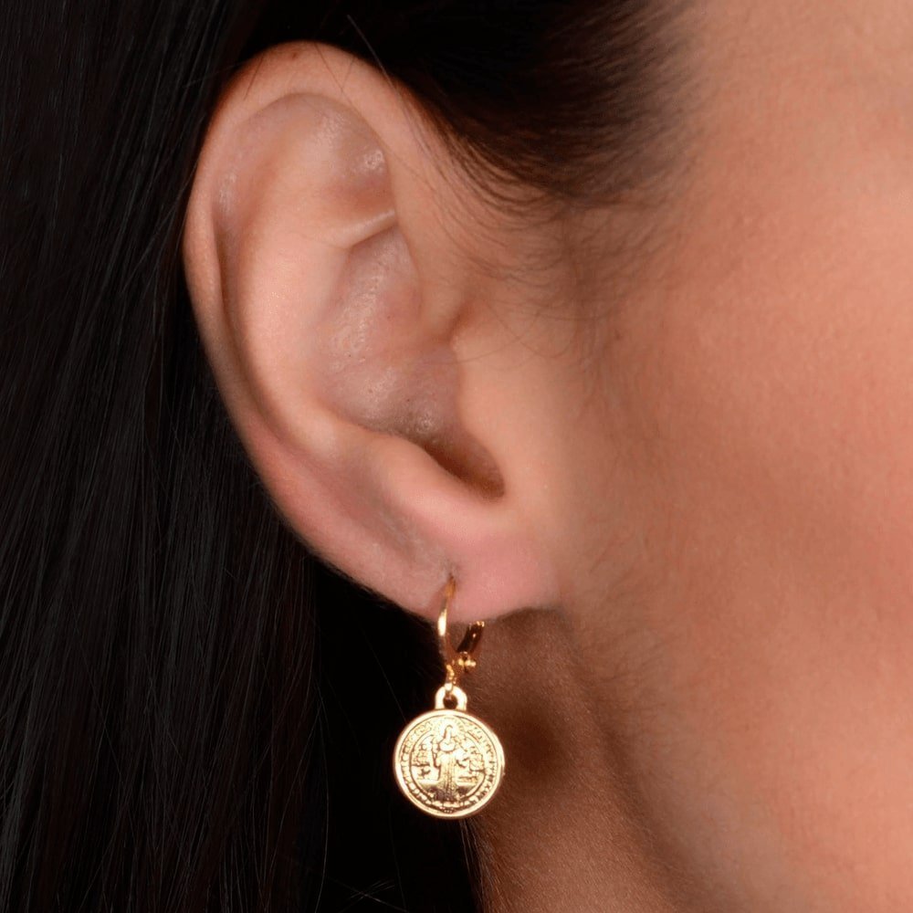 Brinco Dourado de Argolinha Com Medalha Religiosa Ouro 24K -Mabilan