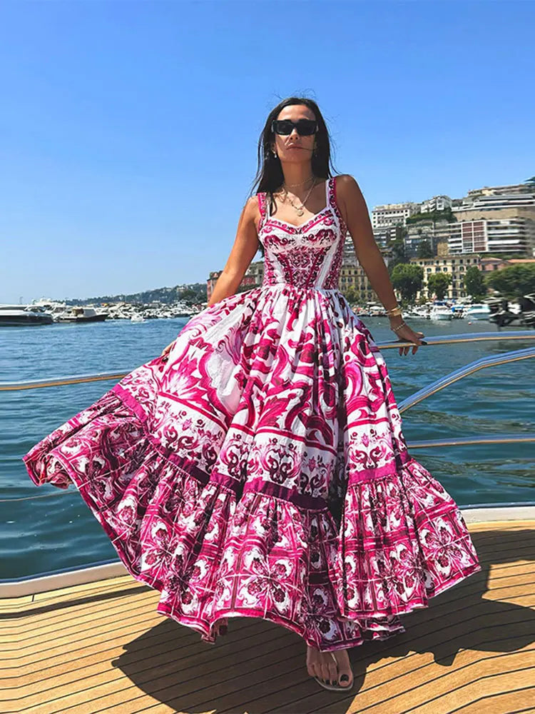 "Imagem do Vestido Feminino Longo Estampado em vermelho, com estampa floral marcante e caimento sofisticado, perfeito para eventos especiais e uso diário."