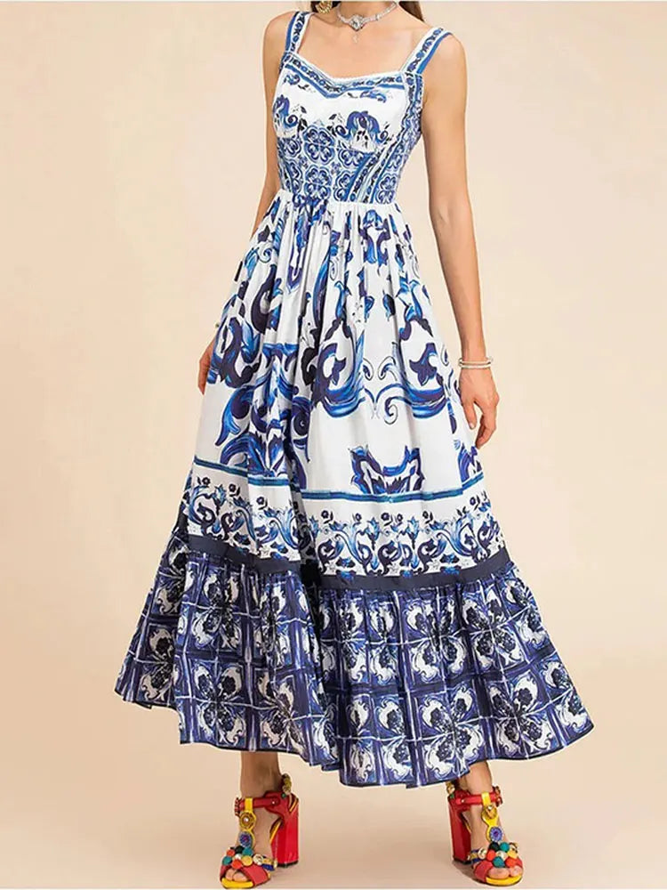 "Imagem do Vestido Feminino Longo Estampado em azul, destacando sua estampa floral vibrante e design elegante, ideal para ocasiões casuais e formais."