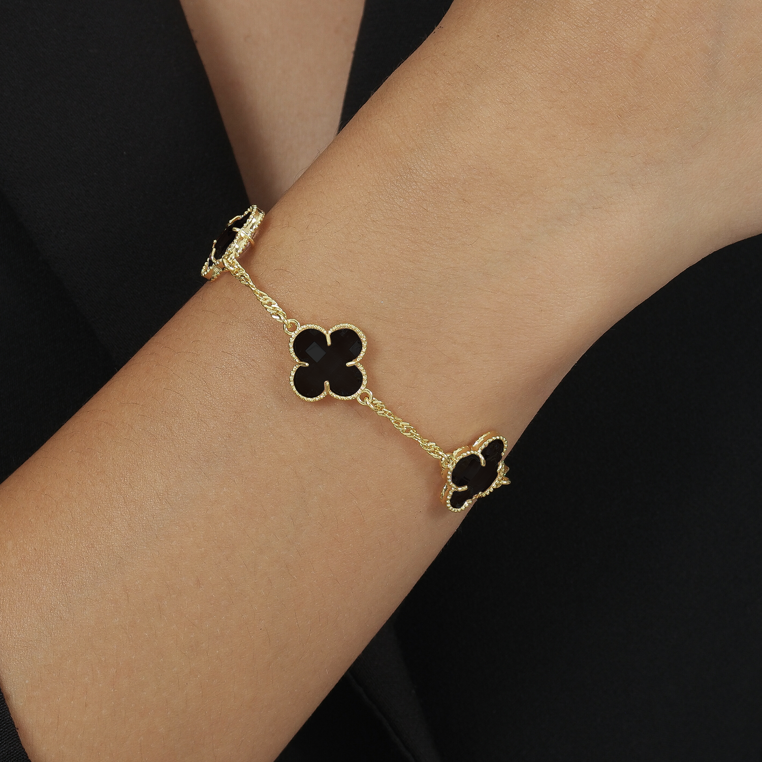 Pulseira Dourada Trevos Zircônia Preta Ouro 24K - Mabilan