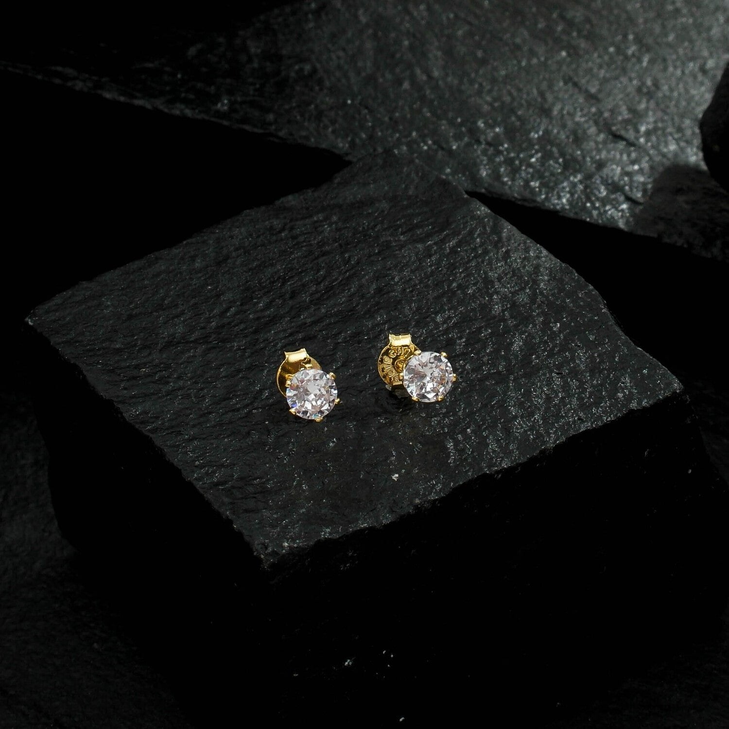 Brinco Dourado Ponto de Luz Pequeno em Zircônia Ouro 24K - Mabilan